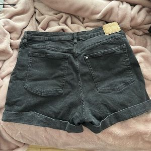 4/20$       H&M black mom shorts
